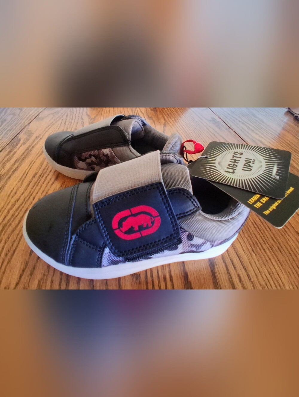 NWT Boys Light Up Soles ECKO brand Shoes, No Ties, Easy Closeure, Black  Sz 11